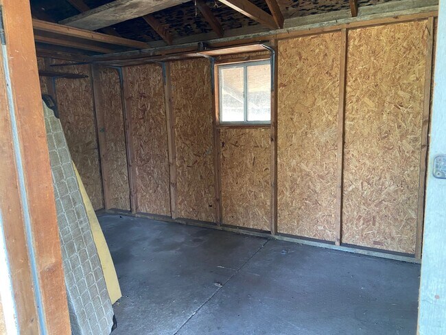 Building Photo - Cozy 3 Bedroom and 1 Bathroom in a good ar...