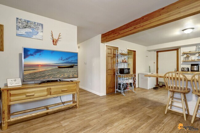 Building Photo - Fully Furnished 3BR Home | Utilities Included | Prime Downtown Location