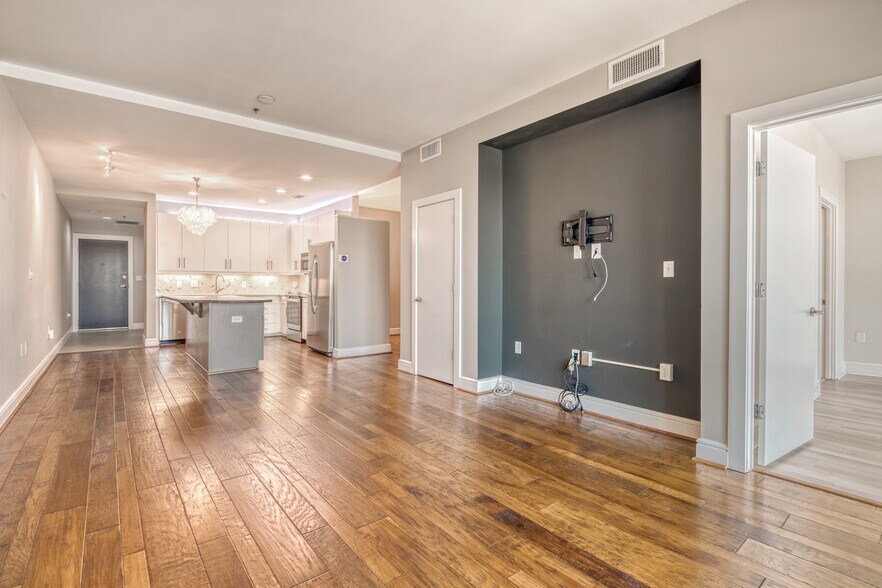 Building Photo - 333 W Trade St