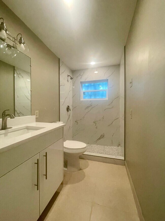 Building Photo - 1480 E Sample Rd