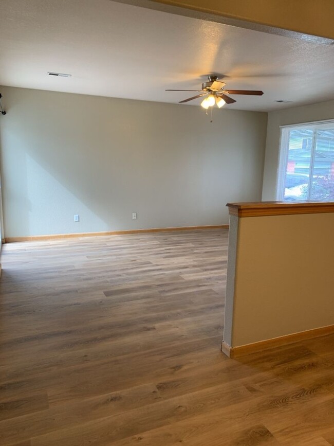 Building Photo - STUDENTS WELCOME! 3 Bed, 2 Bath Duplex in ...
