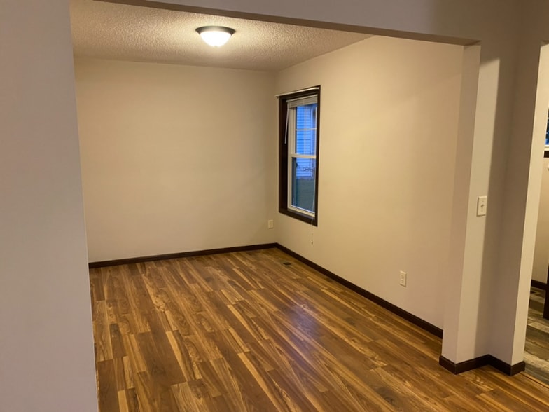 Building Photo - 1906 6th Ln SE