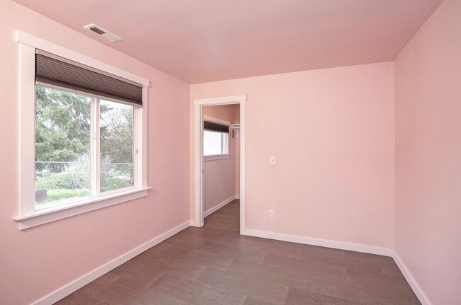 Building Photo - Convenience Meets Charm in this 3 Bedroom ...