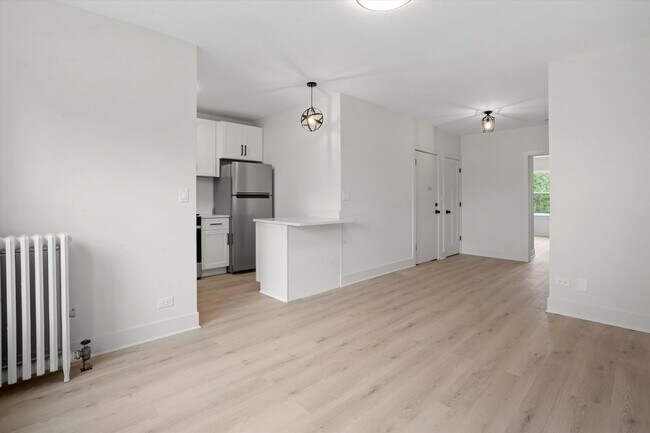 Building Photo - 3045 W Rosemont Ave