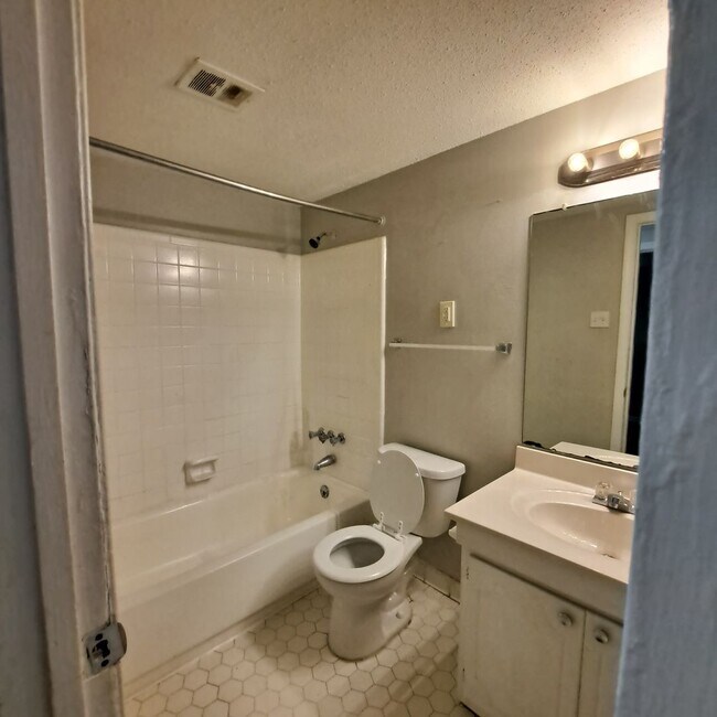 Building Photo - 3408 Clearbrook St