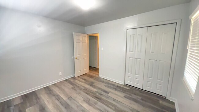 Building Photo - Remodeled 3-bedroom!  Housing accepted!
