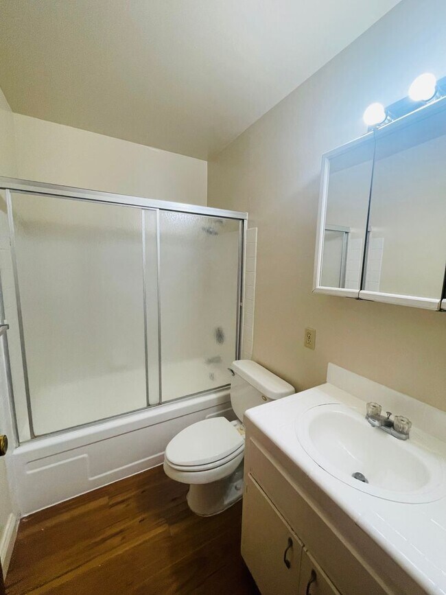 Building Photo - 904 Dornajo Way