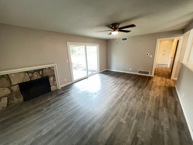 Building Photo - Wonderfully Upgraded 3 Bed 2 Bath Garden G...