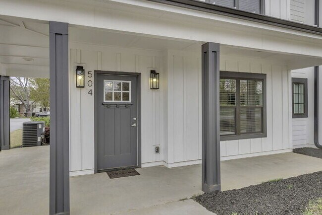 Building Photo - Charming 3-Bed, 2.5-Bath Townhouse Gem in Travelers Rest