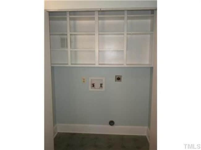 Building Photo - Spacious 4 Bed Close to Everything in Durham!