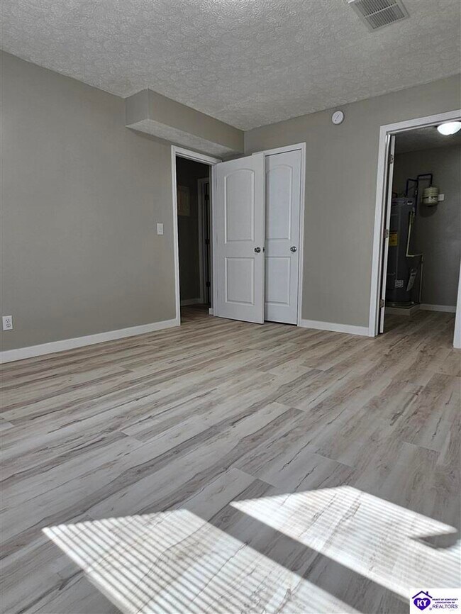 Building Photo - 608 N Woodland Dr
