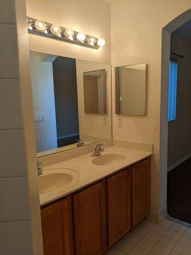 Building Photo - 2226 Oakmont Dr