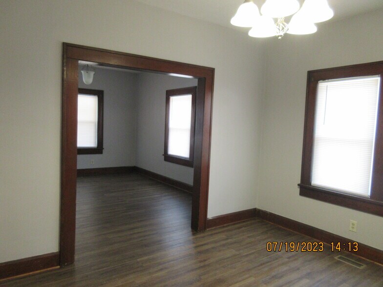 Building Photo - 1019 W 7th St