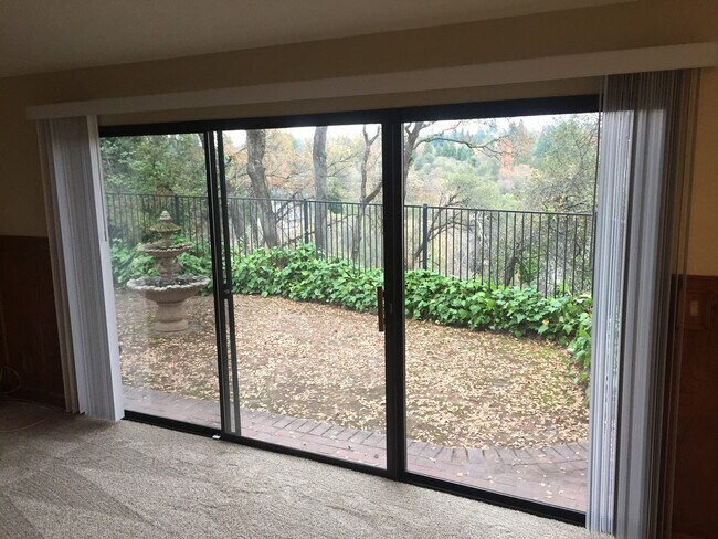 Building Photo - 110 Rock Ravine Ct