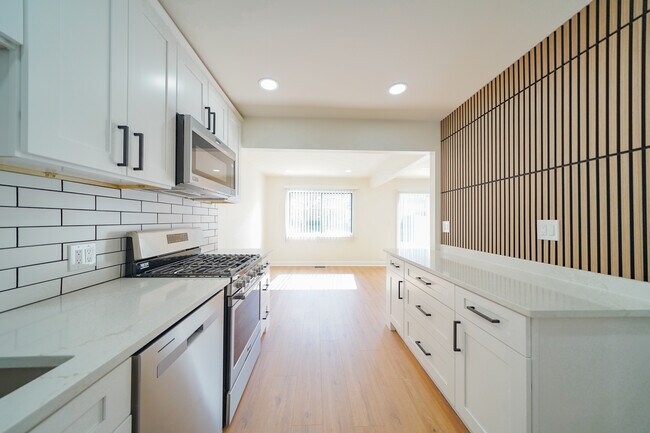 Building Photo - 621 Breakers Point