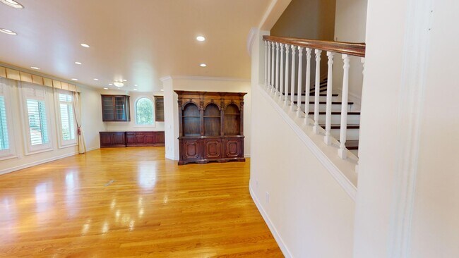 Building Photo - Spacious 4-bedroom 4.5 bath Home in a Gated Complex