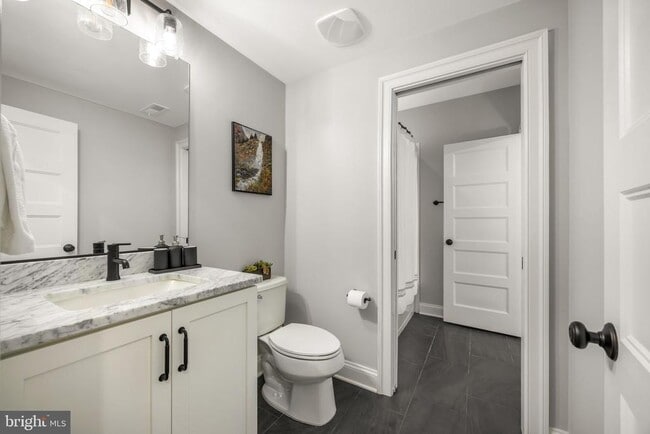 Building Photo - 323 S West St