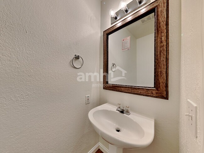 Building Photo - 828 Norfolk Dr