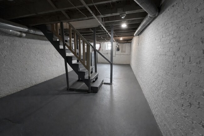 Building Photo - 450 E Lorraine Ave