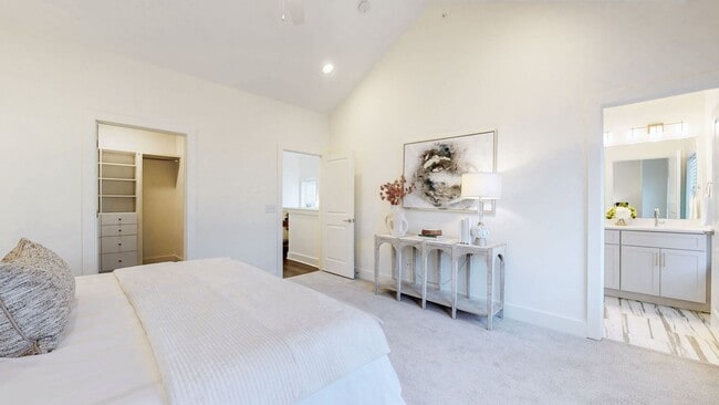 Building Photo - 3 Bedroom 2.5 bath Townhome with Luxury Finishes in Franklin