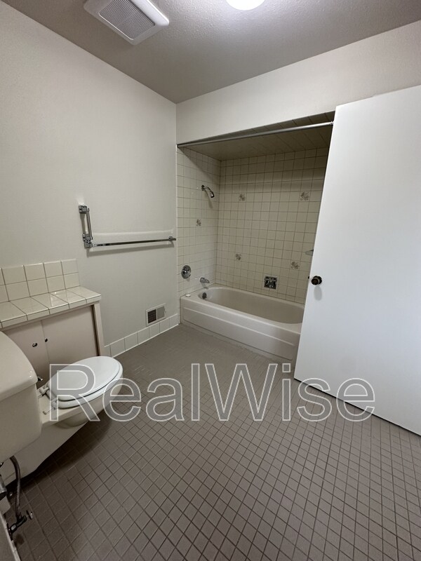 Building Photo - 7730 SW Eaker Pl