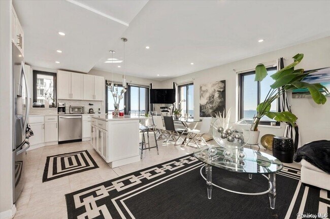 Building Photo - 100 W Broadway