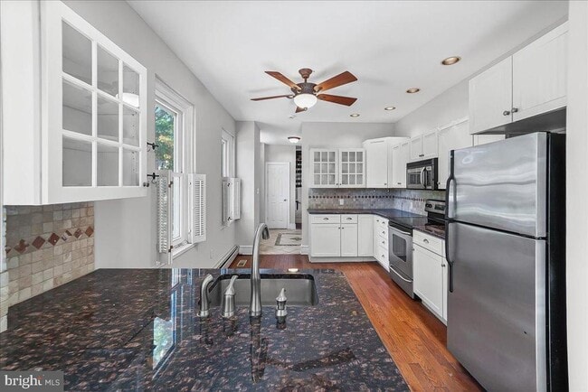 Building Photo - 240 W Miner St