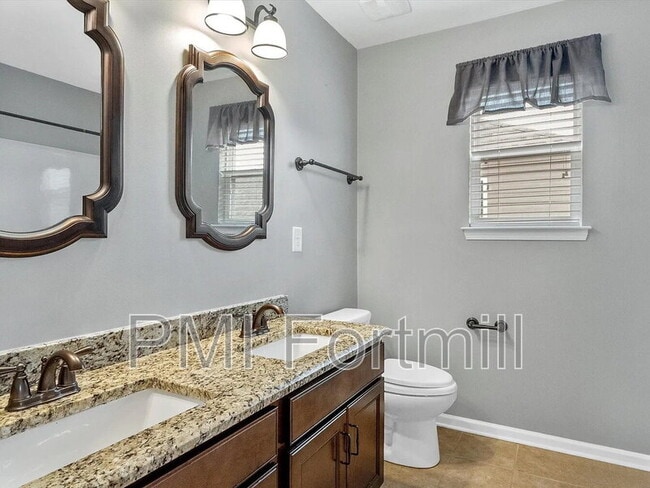 Building Photo - 5045 Fenwick Ct
