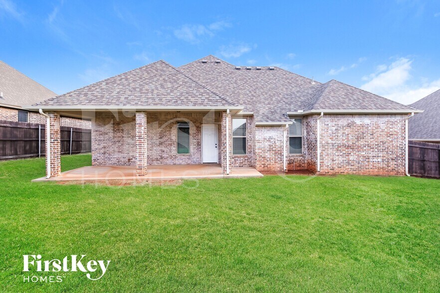 Building Photo - 8401 NW 160th Ct