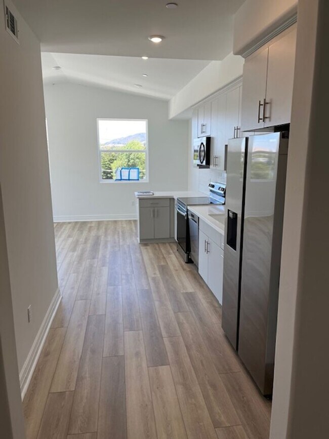 Building Photo - 2 Bedroom 2 Full Bath Condo with Stunning Views and Energy Savings