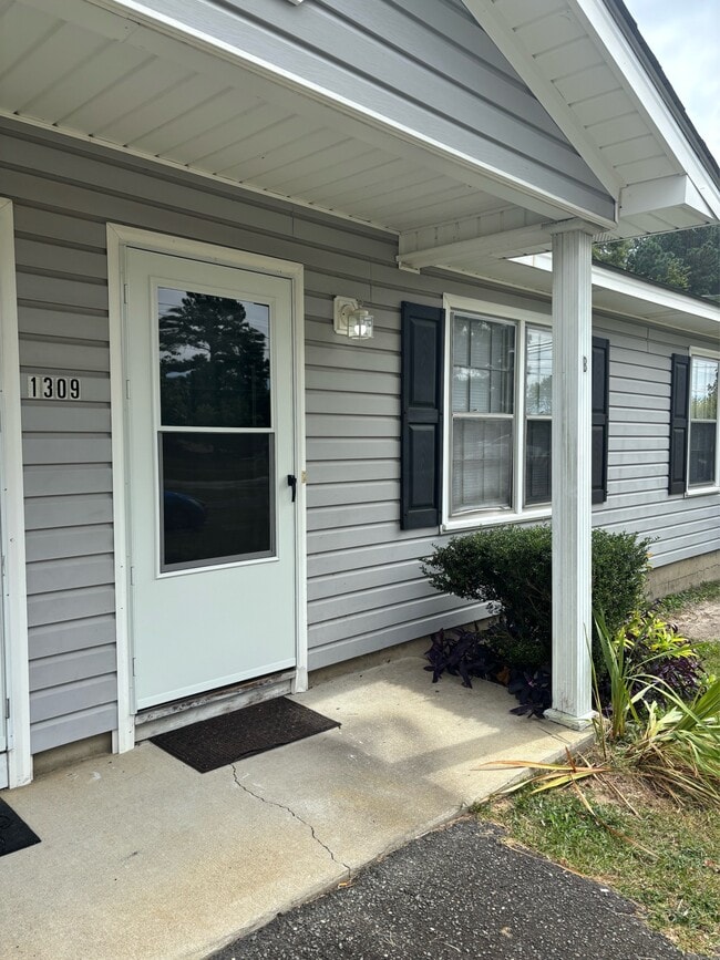 Building Photo - 1309 Ireland Dr
