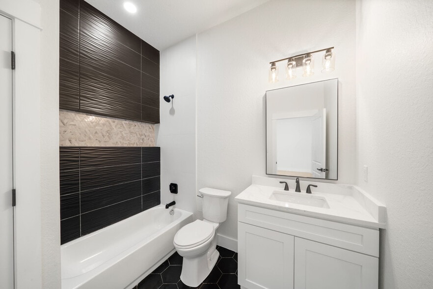 Building Photo - Room in Townhome on Princeton Ave