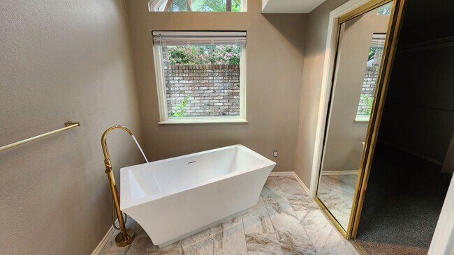 Building Photo - Remodeled with Luxurious Finishes!