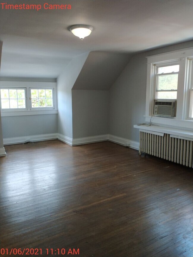 Building Photo - 2027-2028 9 bedroom / 4.5 baths  School Year Location PERFECT for students, in the heart of the UVA