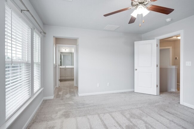 Building Photo - 3 Bedroom 2.5 Bath Townhouse