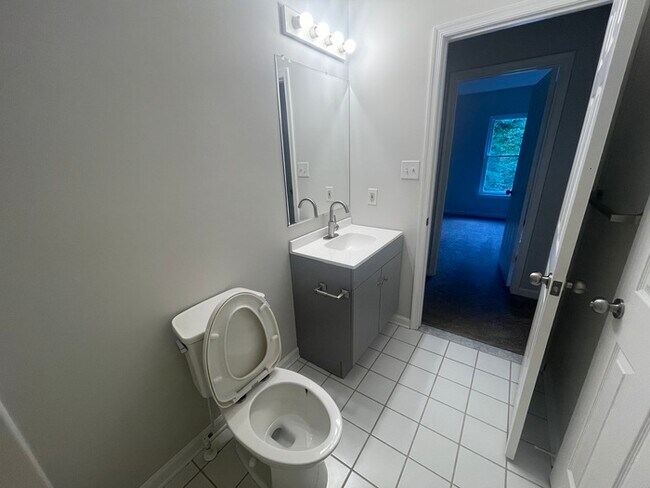 Building Photo - 3 Bedrooms 2 Bathrooms in a GREAT AREA