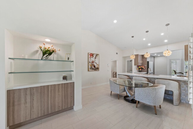 Building Photo - 269 Vista Royale Cir W