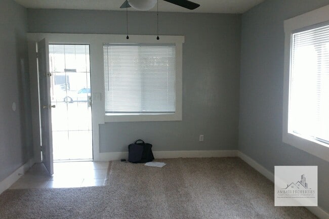 Building Photo - Cute Traditional. 3 Bedroom 1 bath home in Tower District.