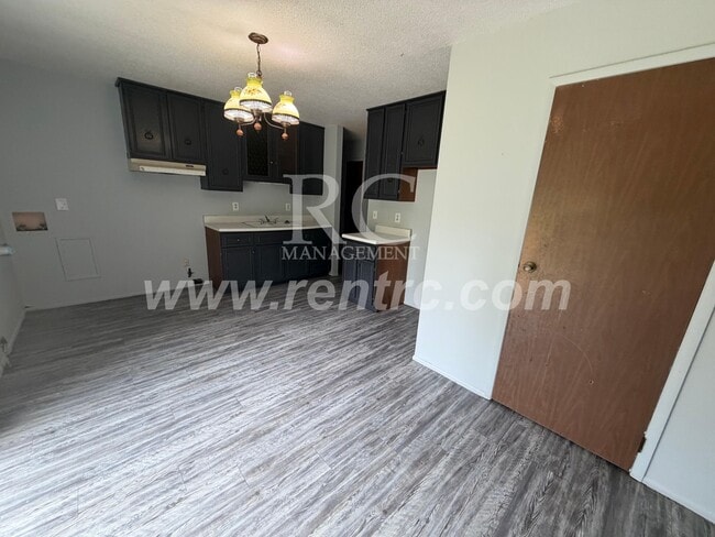 Building Photo - 910 Timberline-