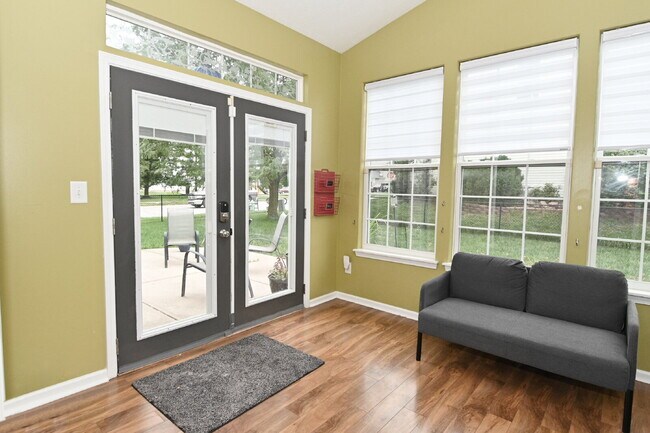 Building Photo - Spacious 4-Bedroom Haven with 2.5 Baths and Nearly 3,000 Sq Ft of Comfort in Indianapolis!