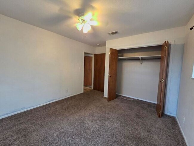 Building Photo - FOR LEASE!!