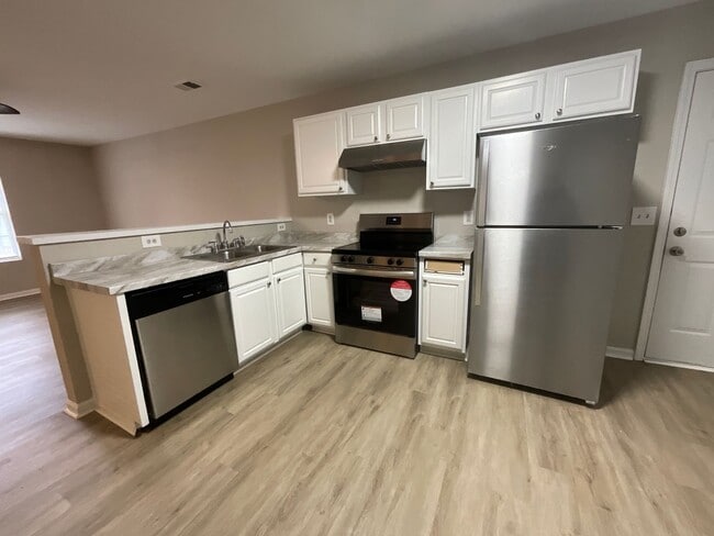 Building Photo - Ready to view! 3 bedroom, 2 bath Brick home in High Point near I-74