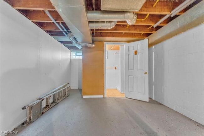 Building Photo - 5037 Greenhurst Dr