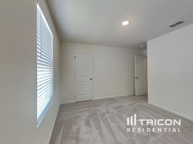 Building Photo - 1056 Large Poppy Dr