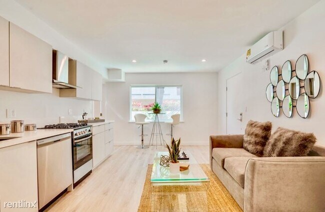 Building Photo - 2 br, 1 bath Apartment - 562 N Kenmore Ave
