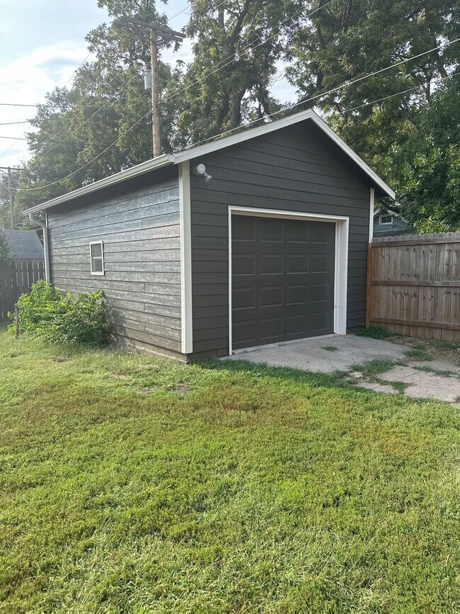 Building Photo - Corner Lot 2 bed 2 bath w 1 car Garage!