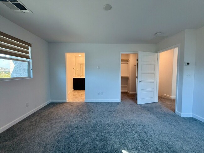 Building Photo - 3 BED 2.5 BATH 2 CAR GARAGE TOWNHOUSE W/ LOFT IN HENDERSON CADENCE COMMUNITY FEAT. COMMUNITY POOL!