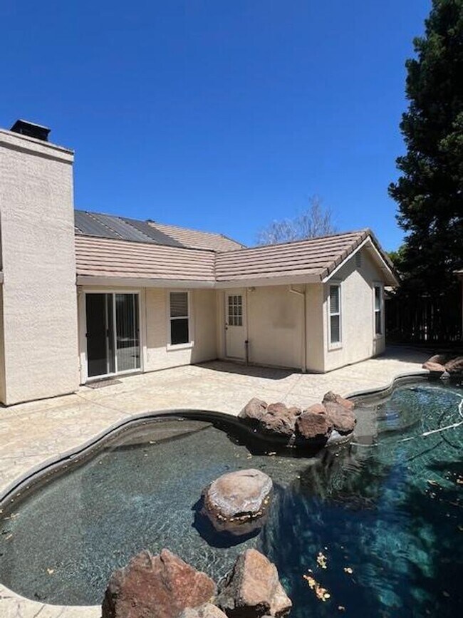 Building Photo - BEAUTIFUL HOME WITH POOL IN ROSEVILLE!
