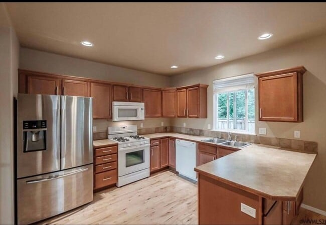 Building Photo - 926 NE Oakmont Loop