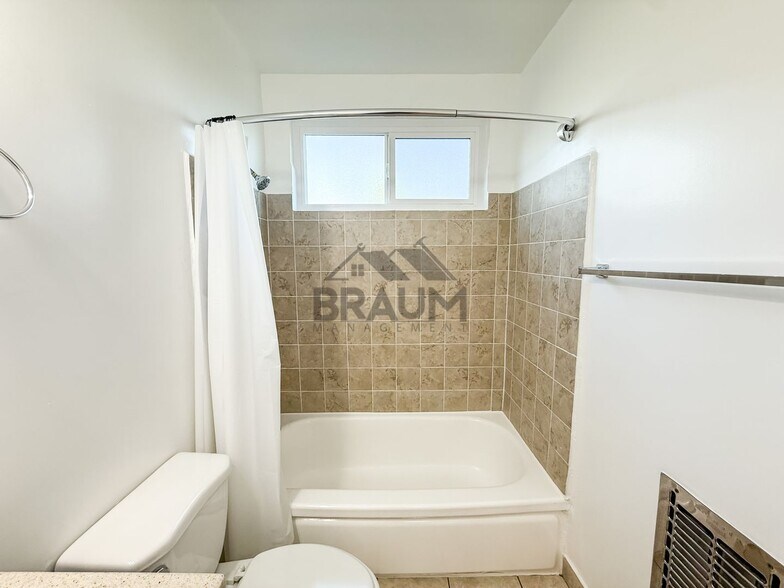 Building Photo - 5611 Fulcher Ave